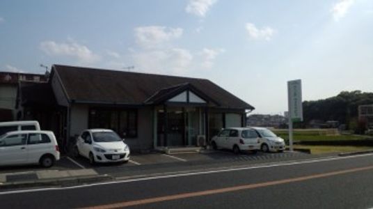 広がる駐車場の外観