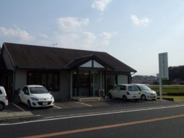 広がる駐車場の外観 外観 広々とした駐車場があり、アクセスが便利な建物です。天候も良く、作業に理想的な環境です。