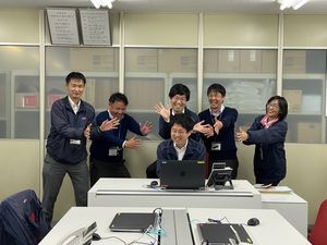 笑顔のスタッフたちが並ぶ休憩室  