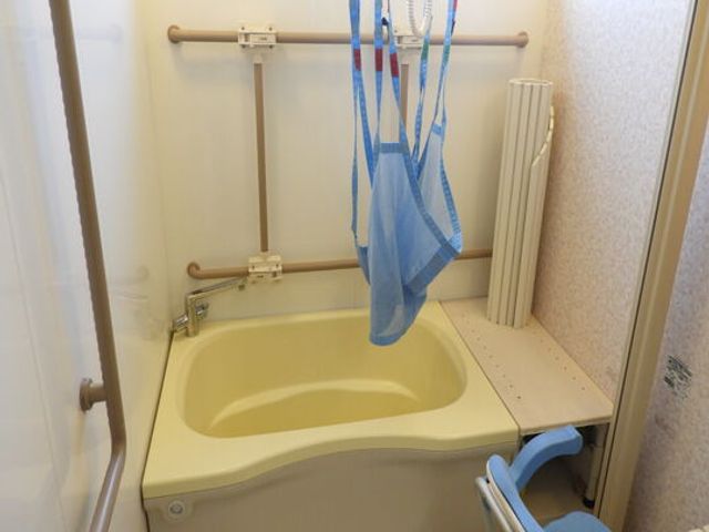 安心入浴ができる浴室 浴室 手すりや入浴補助具が整い、安全に配慮された入浴スペースです。自然光が差し込み、明るい環境です。
