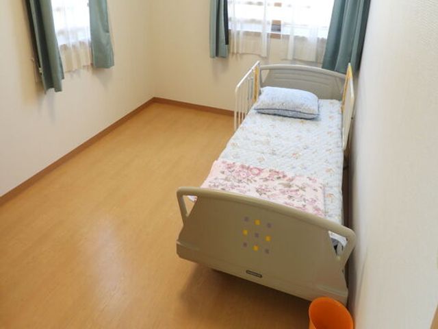 窓から日差しが入る居室 居室 自然光が差し込む明るい居室です。過ごしやすさを重視した空間設計になっています。