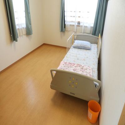 窓から日差しが入る居室