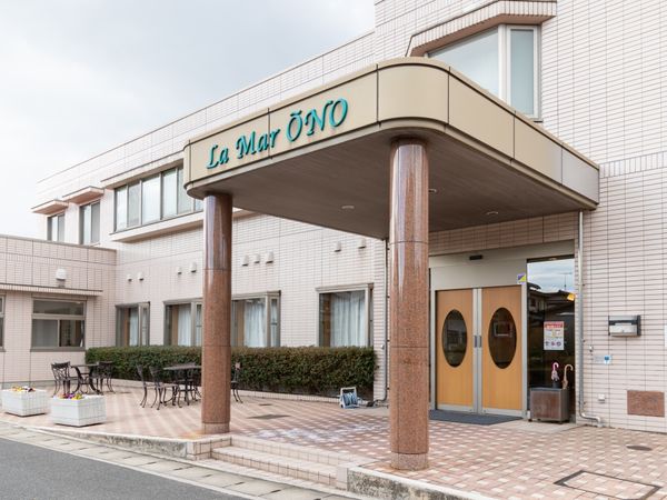 エントランスと外の椅子