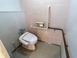 手すり付きの洋式トイレ