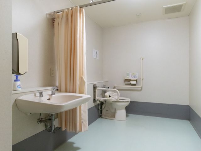 バリアフリーな洋式トイレ トイレ 手すり付きで安全を考慮した広々としたトイレです。清潔感のあふれる環境で毎日の快適を支えます。