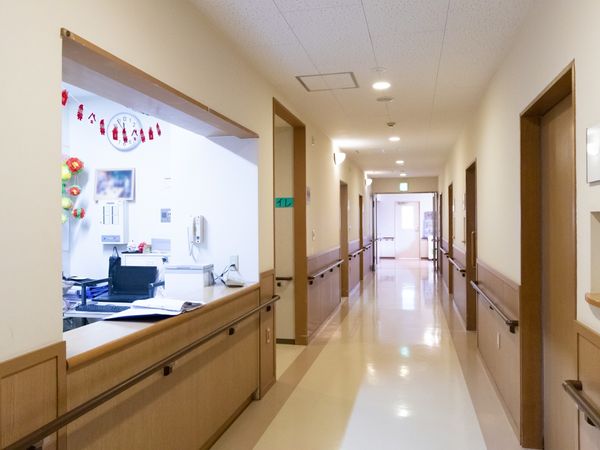 明るい廊下と掲示物