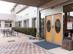 エントランスの明るい外観