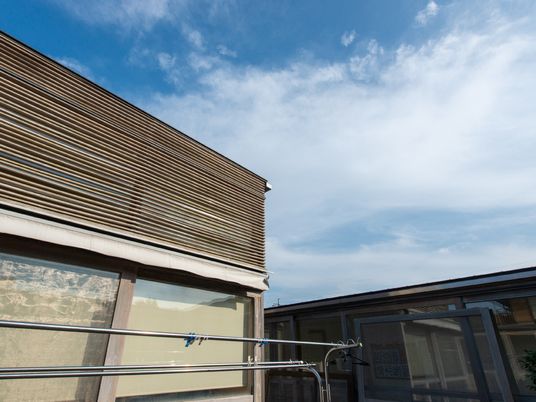 中庭が見える建物外観