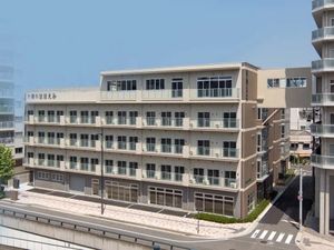 5階建ての外観  