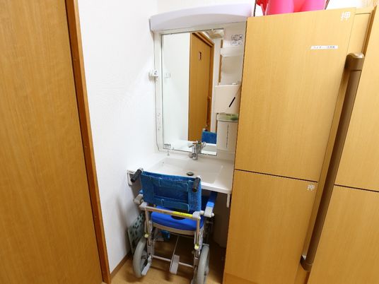 車椅子置き場の洗面所