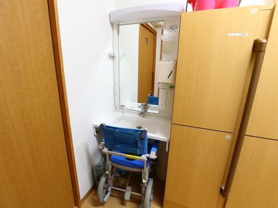 車椅子置き場の洗面所
