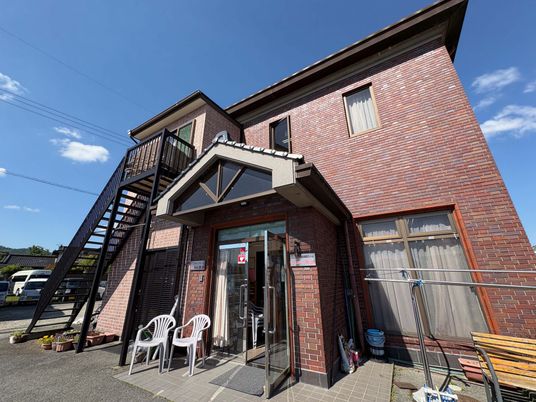レンガ造の建物外観