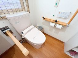 手すり付きのトイレ