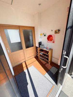 陽光が差し込む玄関