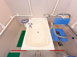 福祉用具が備わる浴室