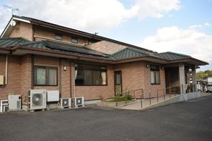 緑屋根の建物外観