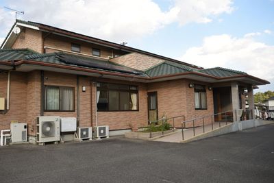 緑屋根の建物外観