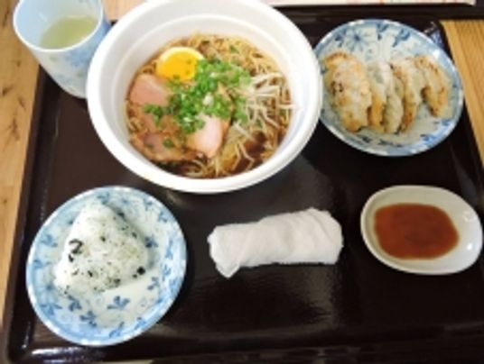 ラーメンと和食のトレイ