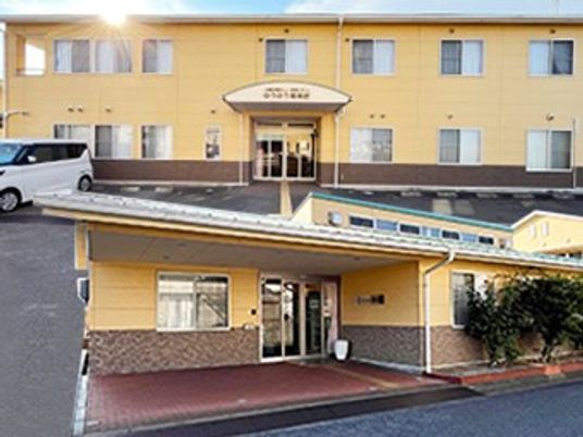 明るい外観の施設  