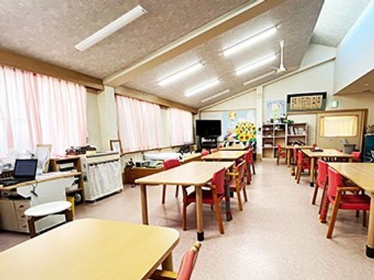 明るい食堂の広い空間  