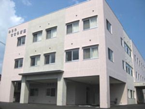 白い外観の建物