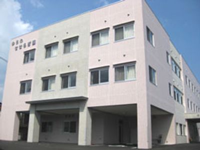 白い外観の建物