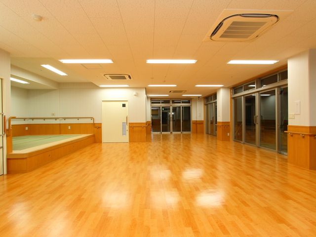 広々とした室内の洋室 洋室 自然光が差し込む明るいスペースです。広々とした床で、活動的なシーンが期待できます。