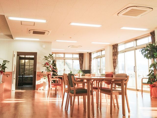 自然光あふれるダイニングルーム ダイニングルーム 優しい日差しが差し込むくつろぎの空間です。ゆったりとしたテーブル配置で、リラックスできます。