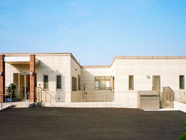 施設の外観 外観   青空の下、白を基調とした建物がすっきりと並ぶ外観です。落ち着いた雰囲気で、働く場所の印象が伝わります。