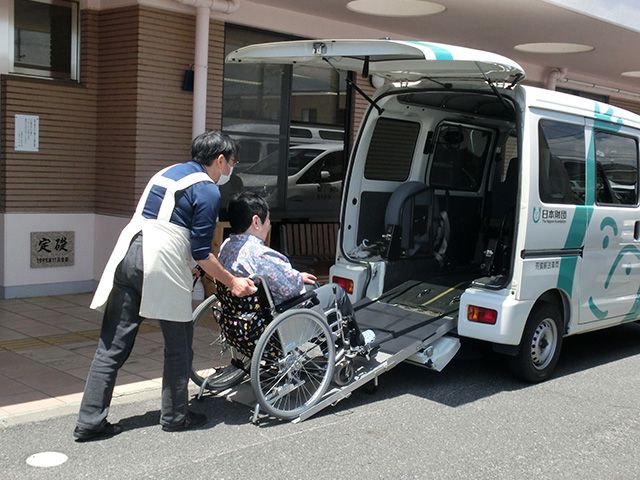 介助が行われるエントランス エントランス 利用者が車椅子で快適に移動できるよう、専用車両の利用が可能です。優しいサポートが魅力です。