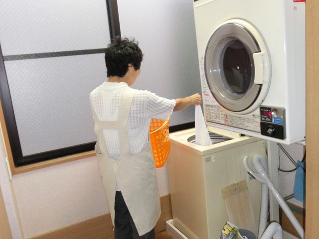 使用中のコインランドリー コインランドリー 使いやすい設備の整ったランドリールームで、快適に洗濯が可能です。利用者が日常業務に専念できます。