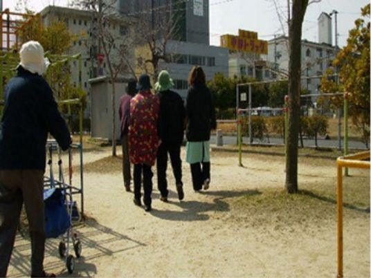 散歩する人々と公園