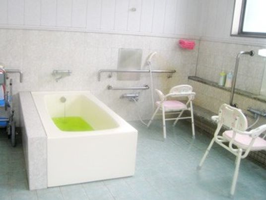 明るい浴室です  