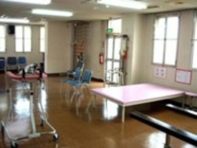 機能訓練室 機能訓練室 広々とした機能訓練室には、多様な機材が配置されており、充実したリハビリ環境が整っています。