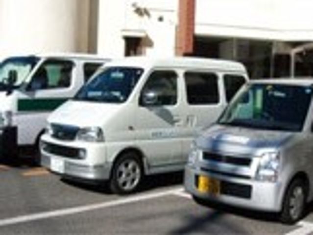 駐車場の車両 外観 介護の送迎車が並んでいます。勤務地へのアクセスも便利です。