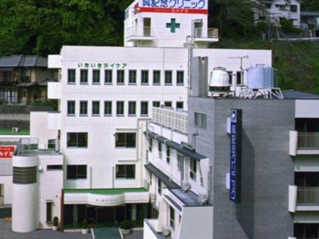 白い建物の外観 外観 緑豊かなエリアに位置する白い建物です。施設へのアクセスは便利で、落ち着いた環境が整っています。