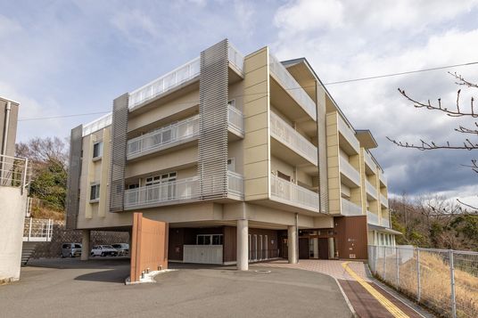 三階建ての建物外観