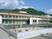 山を背景にした外観  