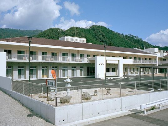 山を背景にした外観  