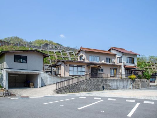 施設の外観と駐車場  