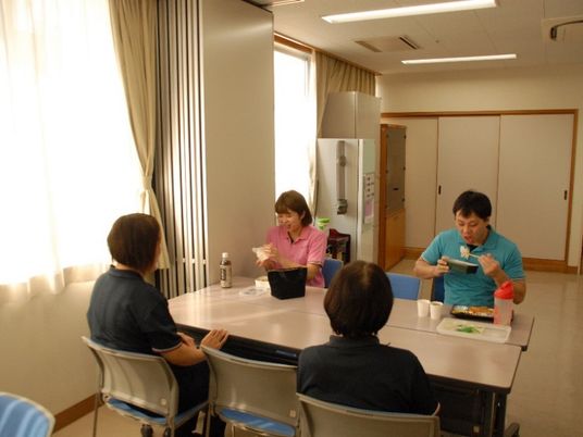食事する共有の食堂  