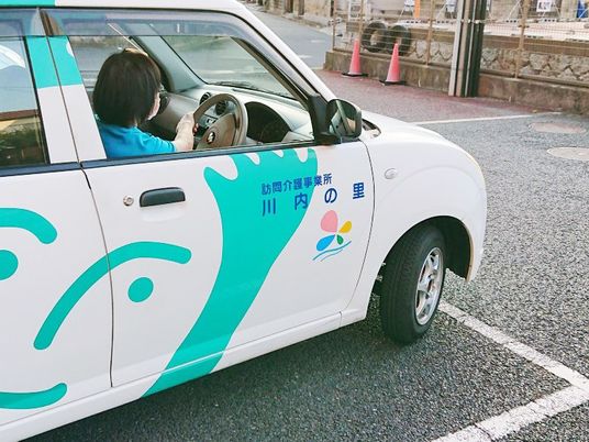 訪問車に乗る職員  