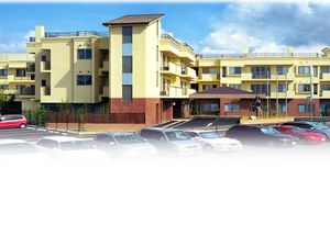 建物外観と駐車場  
