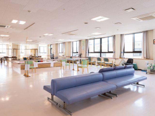 広々とした室内 機能訓練室 広々とした空間で、自然光が降り注ぐ訓練室です。快適に過ごせる環境が整っています。