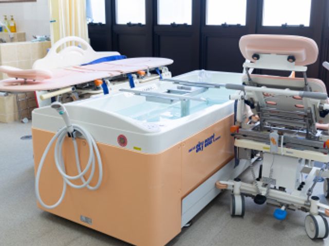 入浴設備の室内 浴室 入浴設備が整った明るい空間です。介護が必要な方も安心して利用できます。