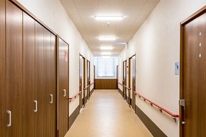 安全な手すり付き廊下