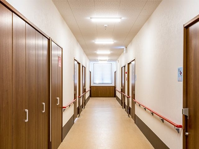 安全な手すり付き廊下 廊下 手すりが設置された廊下は、安全に配慮されており、どなたでも安心して移動できる設計です。