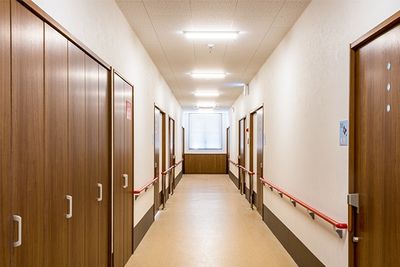 安全な手すり付き廊下