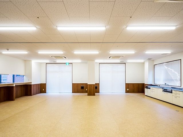 明るい多目的室 多目的室 ゆとりある広々としたスペースの多目的室です。日々の活動やリラックスに最適な環境を整えています。