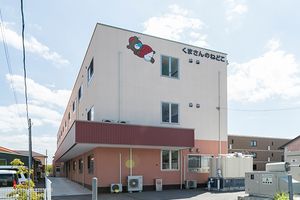明るい外観の建物